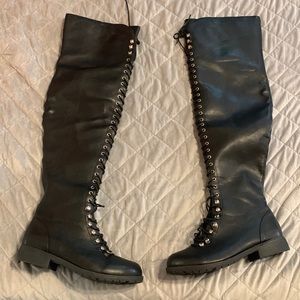 Over the knee combat boot black with silver details 😍😍